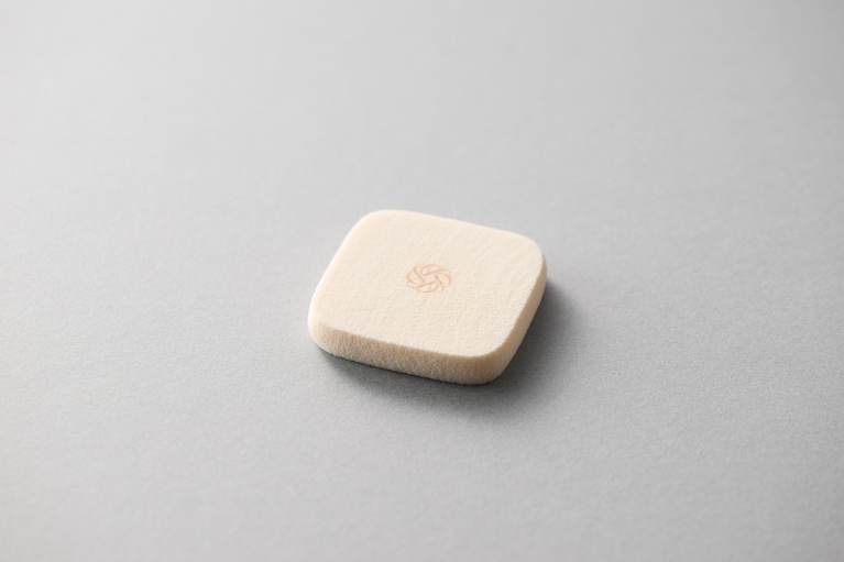 スポンジの表面はしっとりなめらかで、肌あたりも優しい。