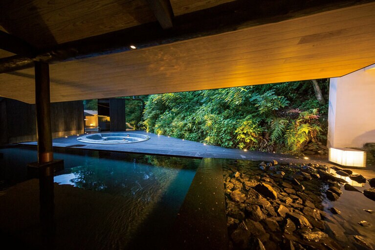 女性大浴場に新設された広々とした露天風呂。自然が間近に迫る。／御船山楽園ホテル［佐賀・武雄］