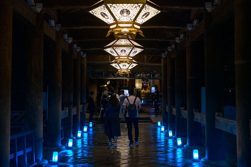 本堂へと続く回廊。吊燈籠と行燈が幻想的な空間を演出する。
