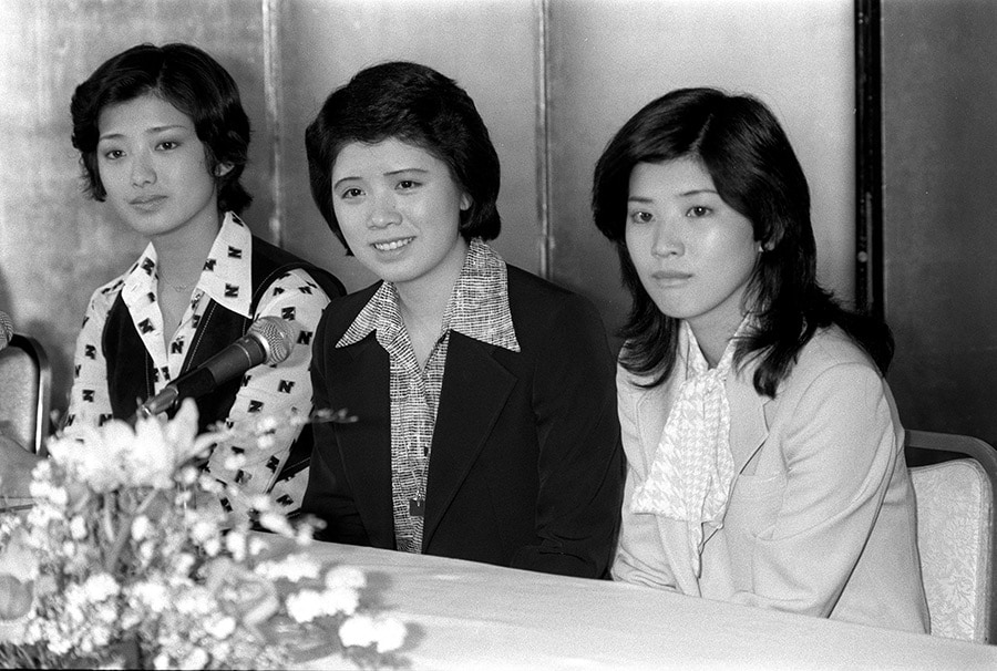 花の中三トリオ。左から、山口百恵、森昌子、桜田淳子。高校を卒業する77年3月に行われた卒業式会見にて。(C)共同通信