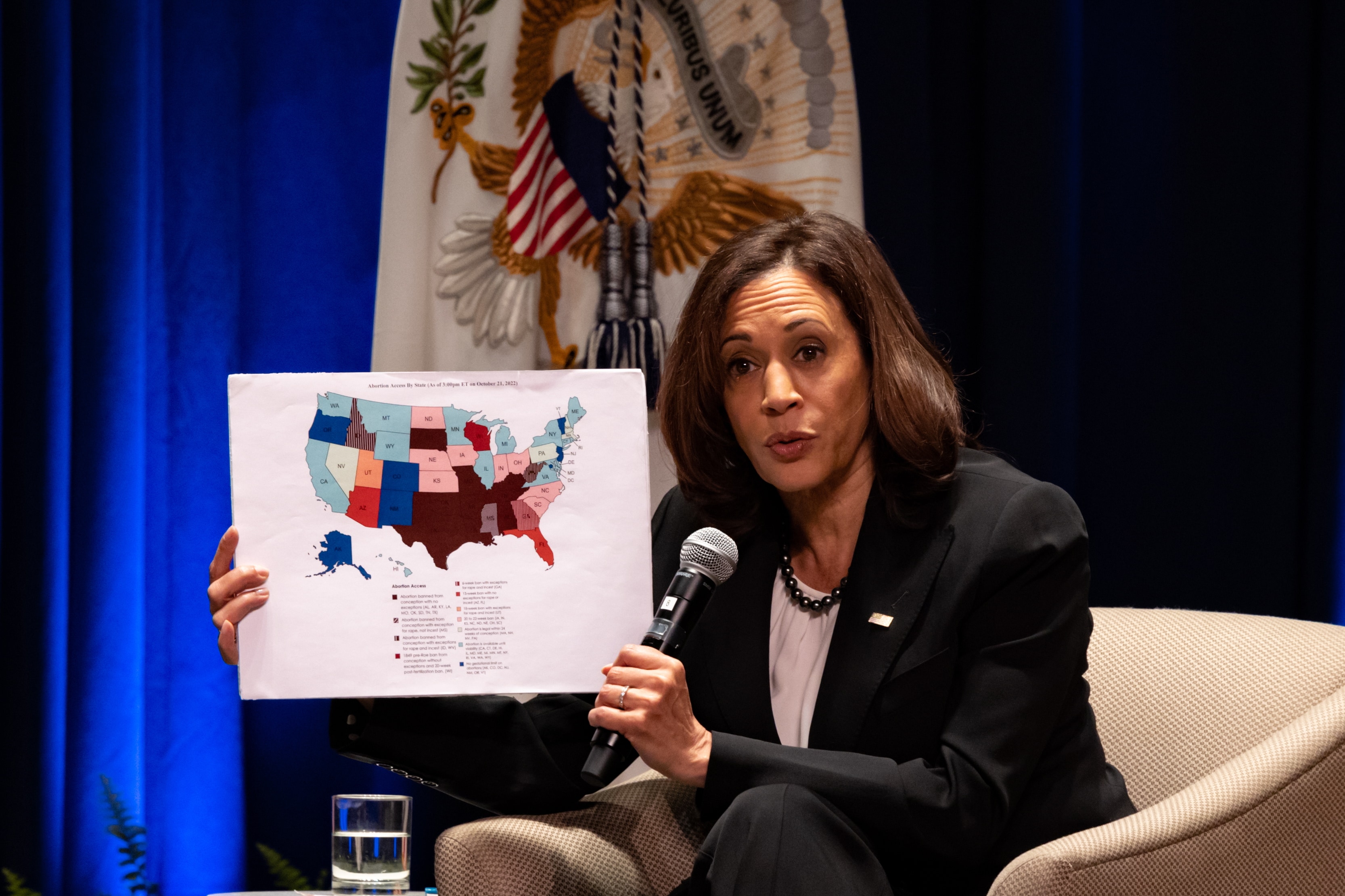 2022年、アメリカ各州の人工妊娠中絶の権利について地図を掲げるハリス副大統領。EPA＝時事