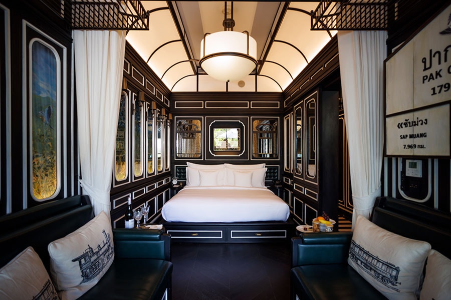 寝台車を模した“キング・プレミアム・プール・レイク・ビュー”の広々とした客室。網棚や洗面台など細部に至るまで鉄道へのオマージュに溢れている。