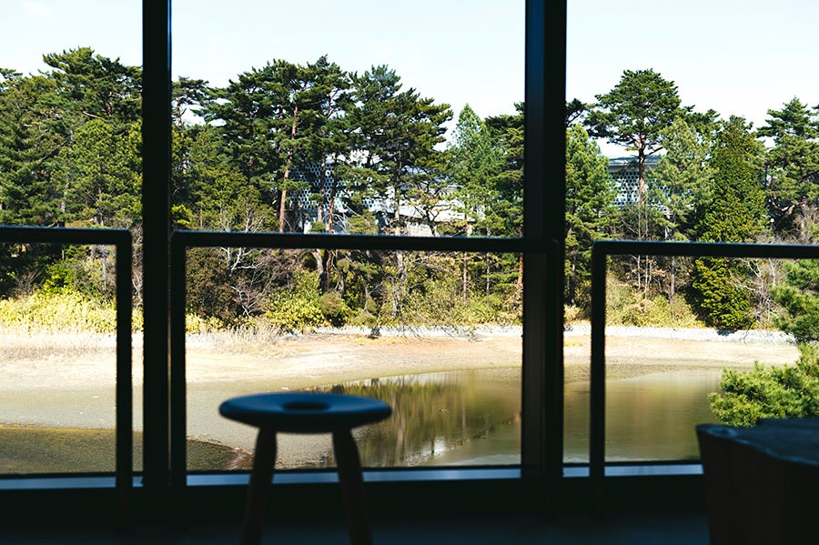 【中野美術館】窓辺にはいくつか椅子が置かれ、水鳥が池で戯れる姿なども楽しめる。