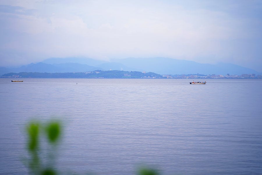 旅情あふれる宍道湖のシジミ漁を、ホテルから望む。