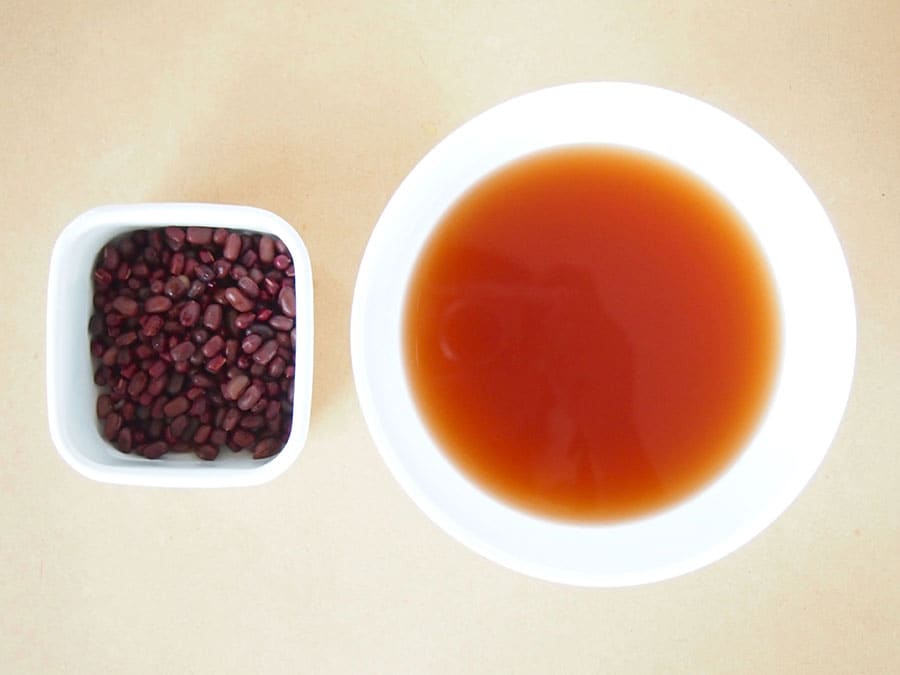 (6) ザルで濾して、お茶と煮小豆に分けます。