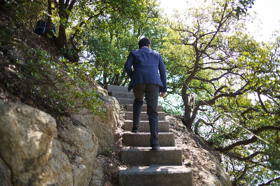 鍋島灯台まではけっこうな山道を登っていく。