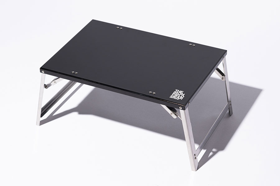 ホーローミニテーブルA4　使用時：W約338（開脚幅）×D約210×H約143mm。収納時：W約297×D約210×H約13mm。6,160円。