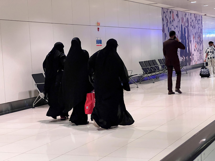 空港に着くと、アバヤを着た女性グループに遭遇。中東に来たのだと実感！