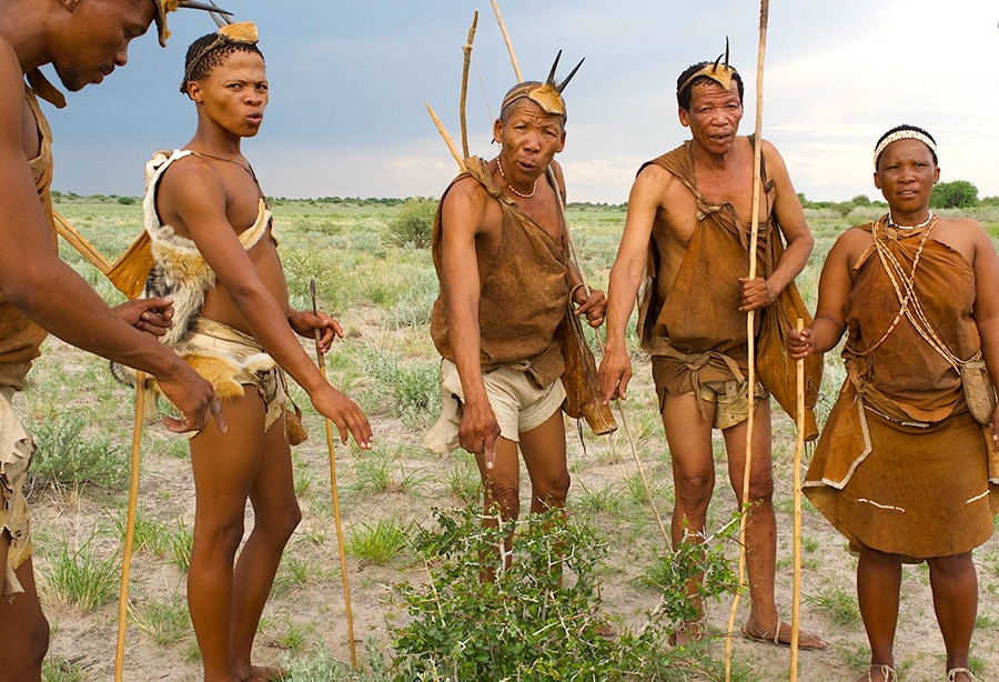 3,000～2,000年前からアフリカに住んでいるとされる先住民族は、アフリカ最古の住民と考えられている。舌打ちするようなクリック音を使う言葉が特徴。