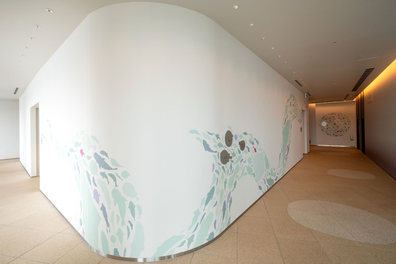 エレベーターホールへ続く壁に描かれているのは、関門海峡に生息する魚たち。