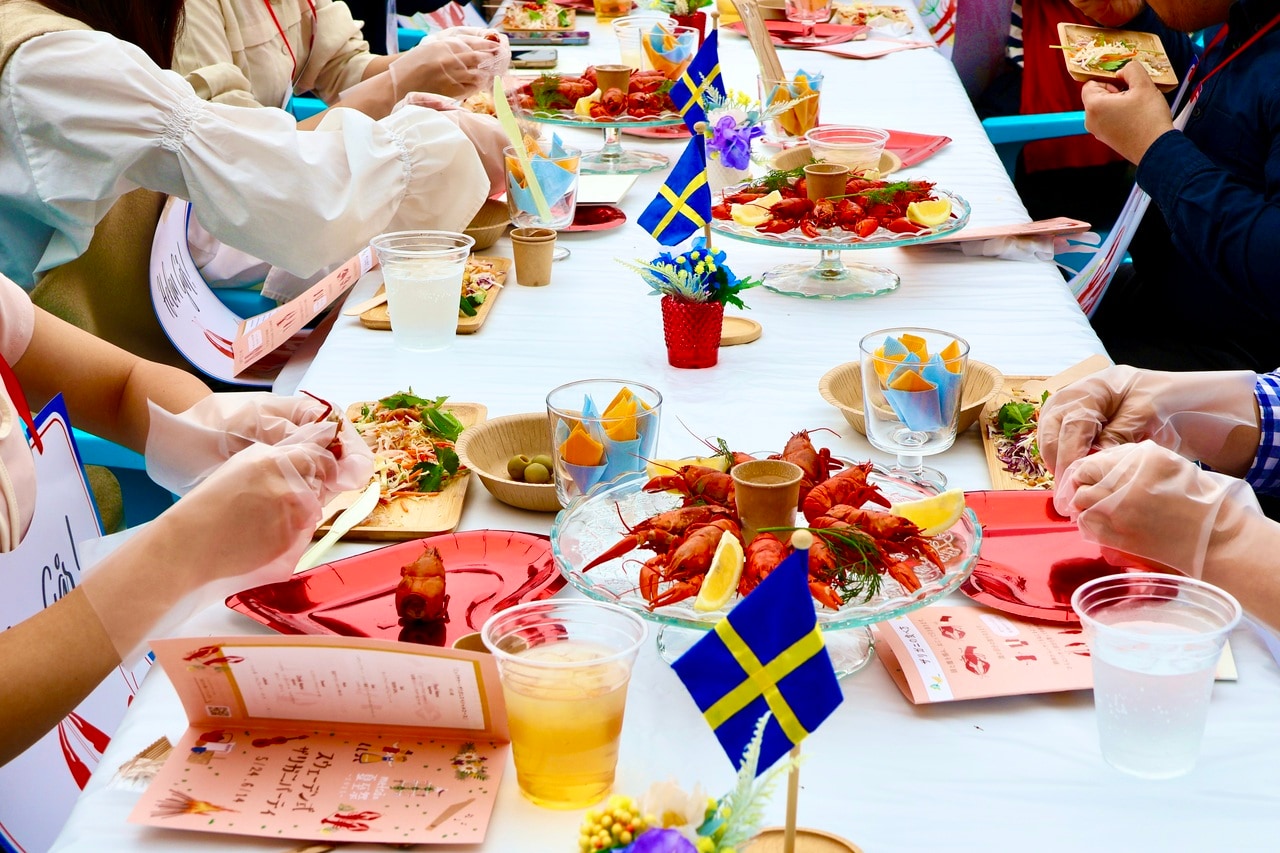 スウェーデン式の乾杯から始まり、料理はザリガニを使った前菜からメインまで。乾杯酒にはLiLiCoさん推薦、漢方で最上薬と称されるキノコ・霊芝がキーボタニカルのジン「REISHI GIN」を。