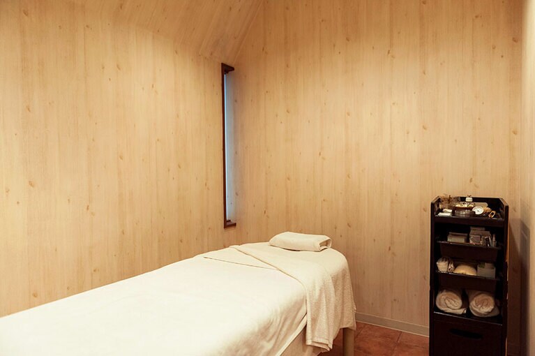 施術室は清潔感がありながらリラックスできる空間。