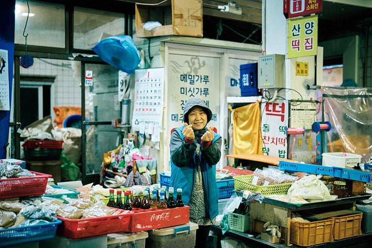 搾りたてのゴマ油や椿油をおみやげに購入。（西帰浦毎日オルレ市場）