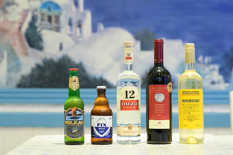 左から：ヴォルカン 990円 、フィックス 825円、ウゾ(1ショット) 770円、ミデンアガン(赤ワイン) 5,500円、レッツィーナ(白ワイン) 4,950円(グラス 880円)。