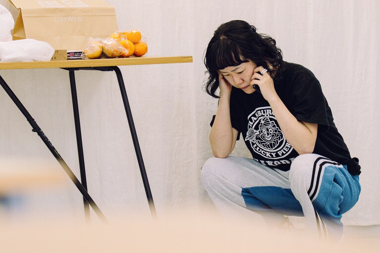 「忘れられてしまった記憶へ目を向けたい」ポッドキャスト演劇に挑戦するロロ・三浦直之が新作『まれな人』にかける思い。稽古風景。