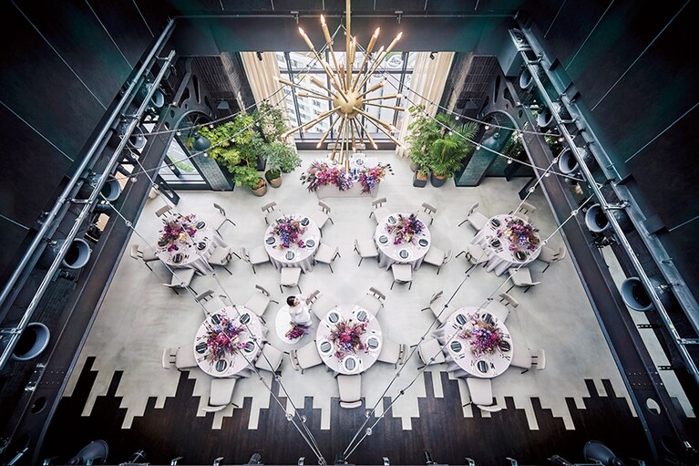 吹き抜けの空間でのレセプションはまるでガラディナーのよう。