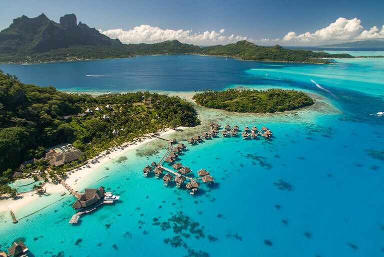 水平線側を向いたロケーションのコンラッド ボラボラヌイ。