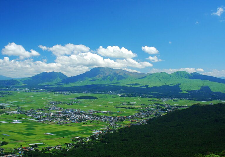 東西約18キロメートル、南北約25キロメートルという世界最大級のカルデラを誇る阿蘇地域。山々とカルデラが織りなすダイナミックな風景が魅力だ。