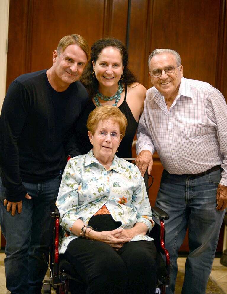 「キャンポス・ブラザーズ社」は、父トニーさん(右)と、息子スティーブンさん(左)の共同経営。それぞれの奥様と。素敵なファミリーだ。