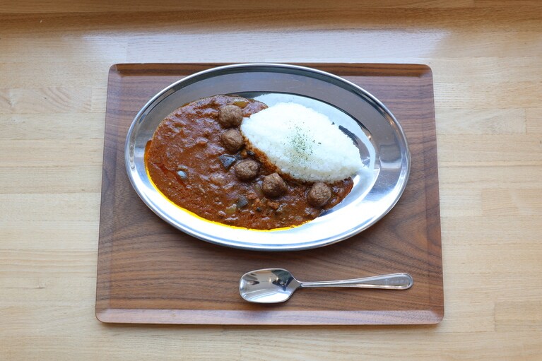 「安全第一カレー（600円）」は鉄道も食も安全が一番大切というコンセプトをもとに開発した無添加のカレー。