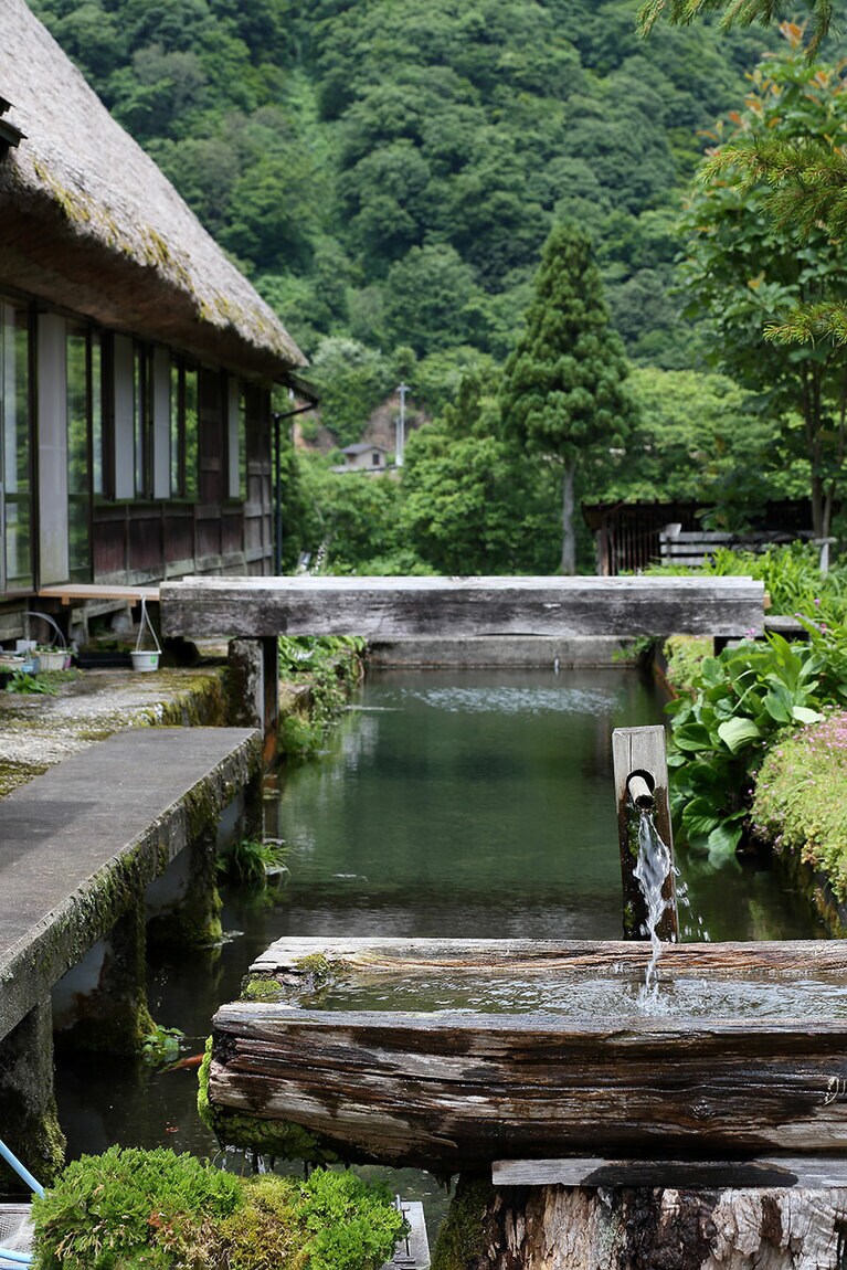 用水に湧き水が流れる水音が涼やか。五箇山の水は和紙文化も育んできたそう。