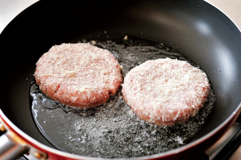 たっぷりの油で揚げるのはハードルが高いので、多めの油でゆっくり焼きながら火を通します。大丈夫。