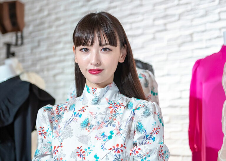 コレクションのコンセプトについて、「東京から発信するファッションを意識しつつ、アートギャラリーに勤めている、アートが好きで知的な女性像をイメージして作りました。1枚で存在感を放ってくれるようなアイテムづくりを心がけました」と語った。