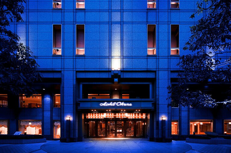 地下鉄東西線「京都市役所前駅」直結のホテル外観。