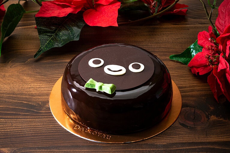 Suicaのペンギン アーシテクスチュール 5,400円(税込)。ダロワイヨ東京駅グランスタ店にて購入。ちょこんとのったチョコレートのリボンで、おめかししています。中はねっとり濃厚なムースショコラ。チョコレート好きにはたまりません。