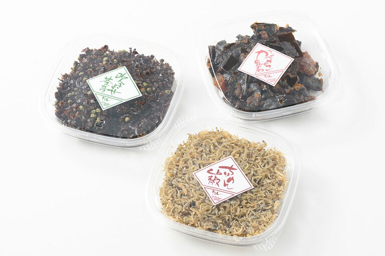 【錦市場】手前から時計回りに：ちりめん山椒 509円(65g)、吹き寄せ茶漬 462円(100g)、かずのこ昆布 555円(90g)／京こんぶ 千波