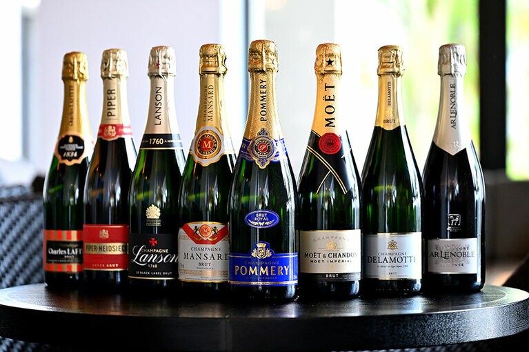 常時8種のシャンパンをフリーフローで味わえる。