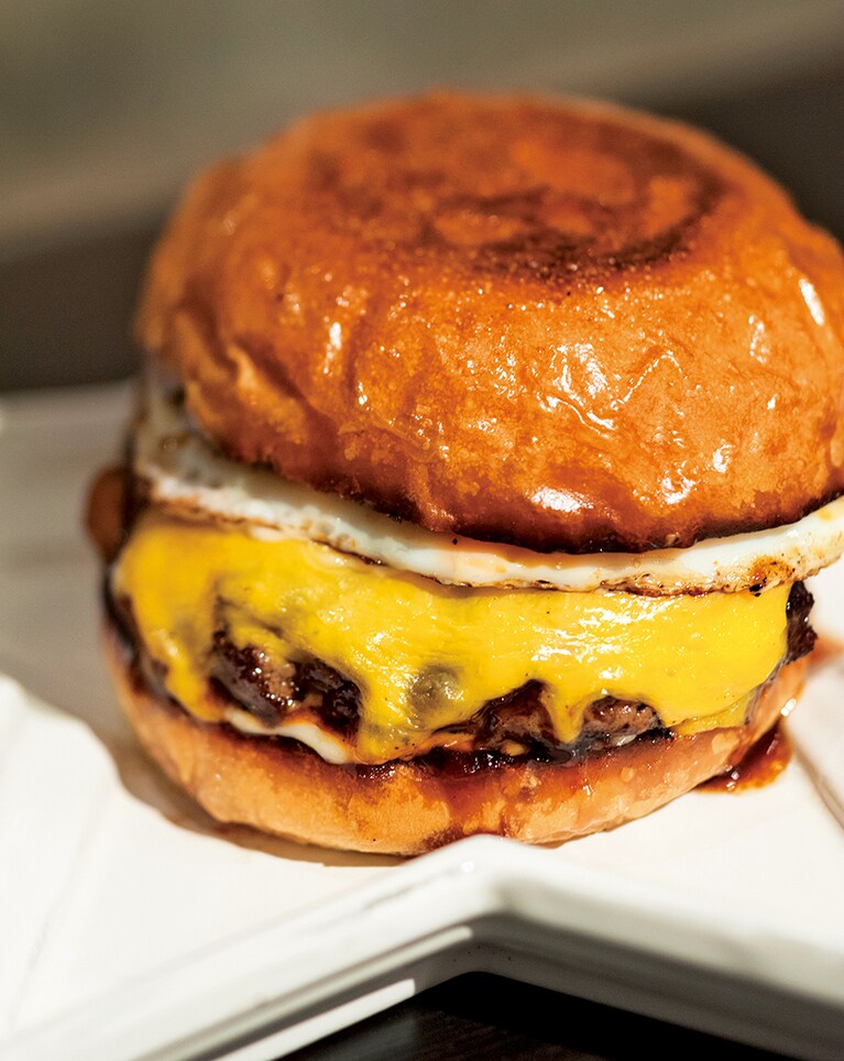 リアルバランバーガー 1,600円。店主が修業した千葉No.1ハンバーガー行列店、アールズでいちばん人気のリアルバーガーをベースにした、少々スパイシーな照り焼きソースが美味。目玉焼き入り。