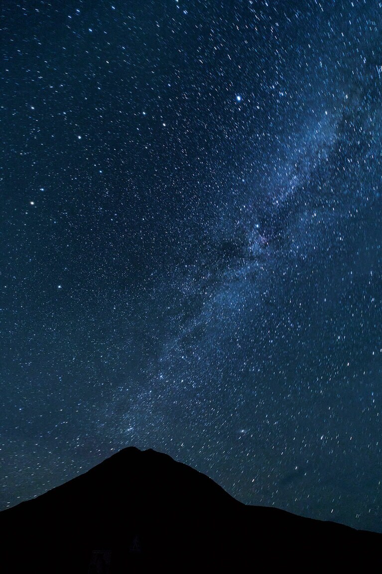 ウトロと羅臼を結ぶ知床峠から眺める星空。天の川や星座が美しい。