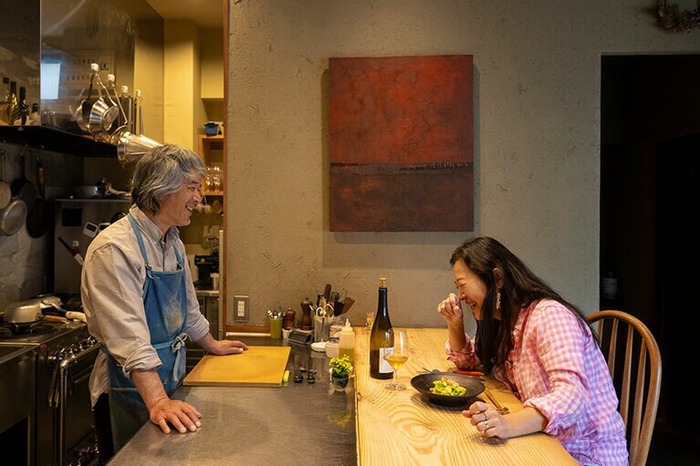 キッチンが見えるこのカウンターは特等席。盛り上がる私と優しく微笑む秋月さん。