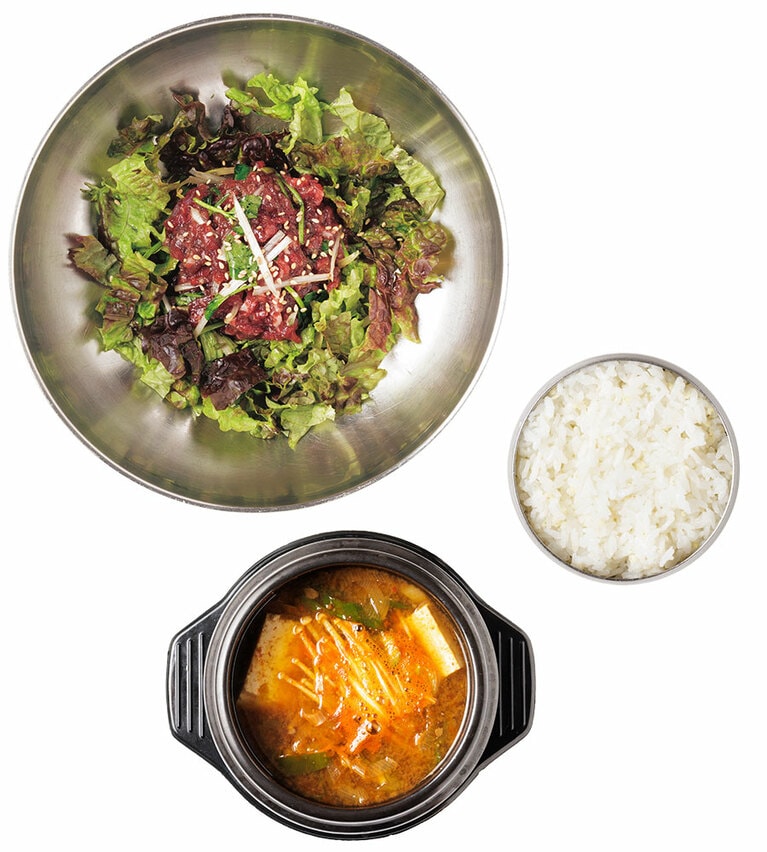 韓牛ユッケビビンバ。ご飯を器に入れてよく混ぜる。チゲ付き。W21,000。