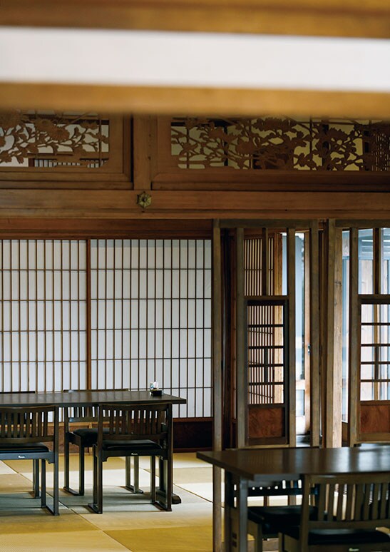 【ゆふいん束ノ間】築120年の古民家を移築した母屋。朝夕の食事もこちらで。Photo: Atsushi Hashimoto