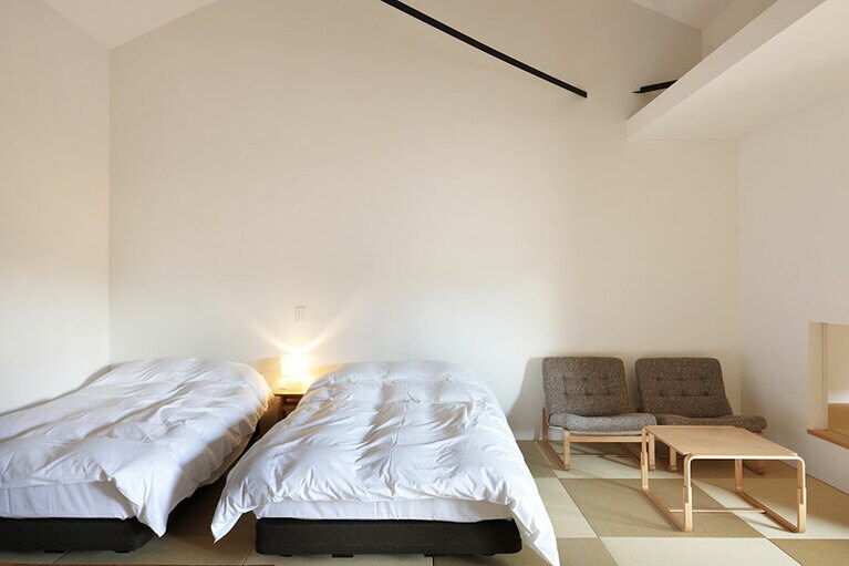 天童木工のチェアが置かれた部屋“YAMAGATA”。