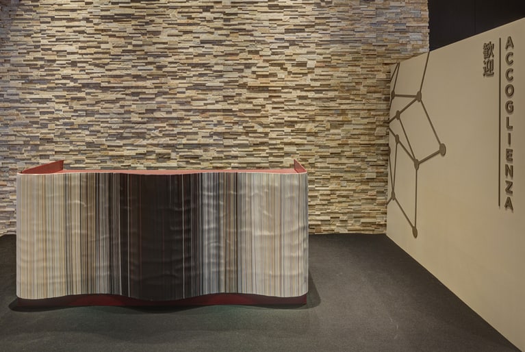 ウェルカムエリアは、紙製のアートデザイン。