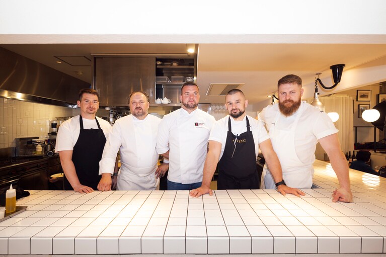 左からセバスティアン・ヴェウパ（レストラン「Kieliszki na Próżnej」料理長）、プシェミスワフ・サムル（レストラン「Le Braci」料理長）、マレク・ブラコフスキ（レストラン「Butchery and Wine」料理長）、バルトシュ・シムチャク（レストラン「Rozbrat 20」料理長）、ピオトル・ヴイチク（レストラン「Koneser Grill」料理長）