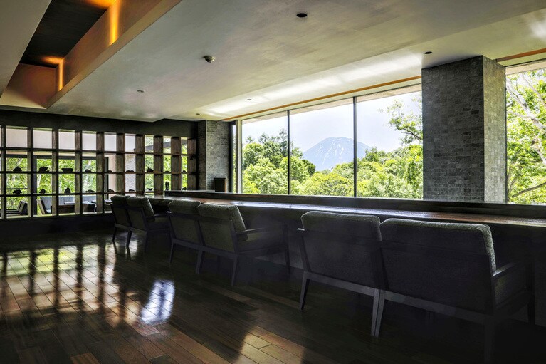 坐忘林［北海道／花園温泉］一枚板でできたバーカウンター。天気のいい日には羊蹄山も眺められる。