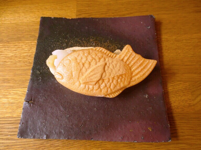 注文があってから、温めて供される「たい焼き型もなか」350円。求肥と季節の餡で。