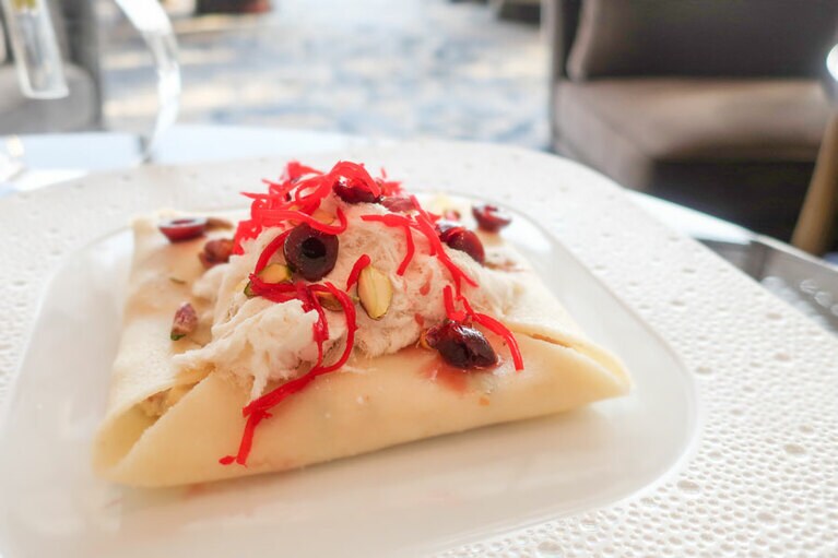 ロイヤルティールームの「KHANFAROOSH」は、アーモンドペーストのクレープに、アフラン、アラビアチーズ、黒ゴマ、ドバイ産のはちみつを混ぜて楽しむスイーツ。