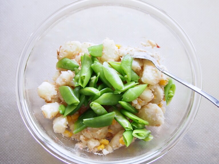 （3）のボウルにスナップエンドウを入れ、全体を混ぜる。