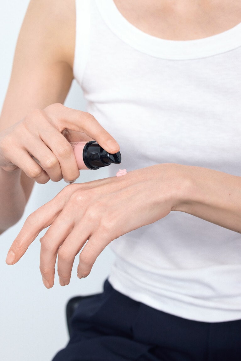 【STEP1】つける量を調整するため、下地は手の甲へワンプッシュ。