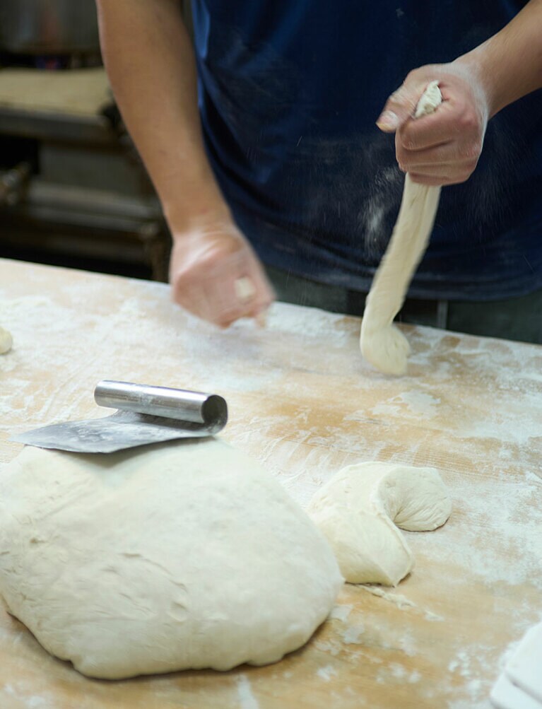 朝早くから朝食を求める地元の人で列ができる。