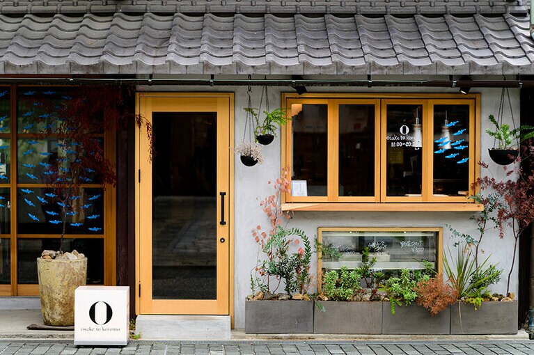 店は、レトロな街並みが残る「黒壁スクエア」にある。