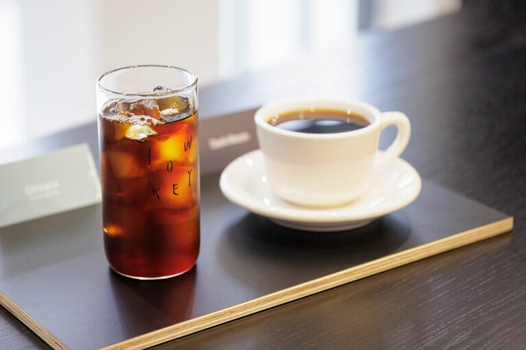 左：「エチオピア」で淹れるCOLD BREW W5,000、右：カカオ香広がる「Darkmoon Blend」W5,500。