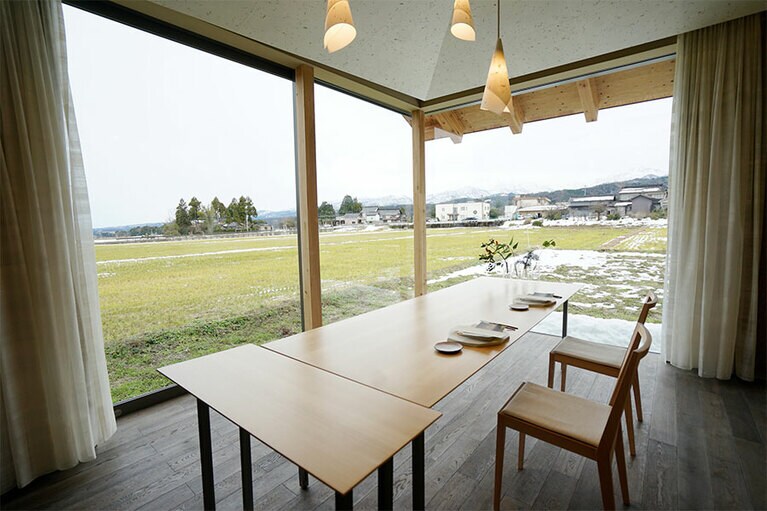 「ザ・キッチン」の奥にある個室「ザ・テーブル」。2人分のテーブルセッティングが横並びなのは風景を楽しむため。なんてステキなロケーション！