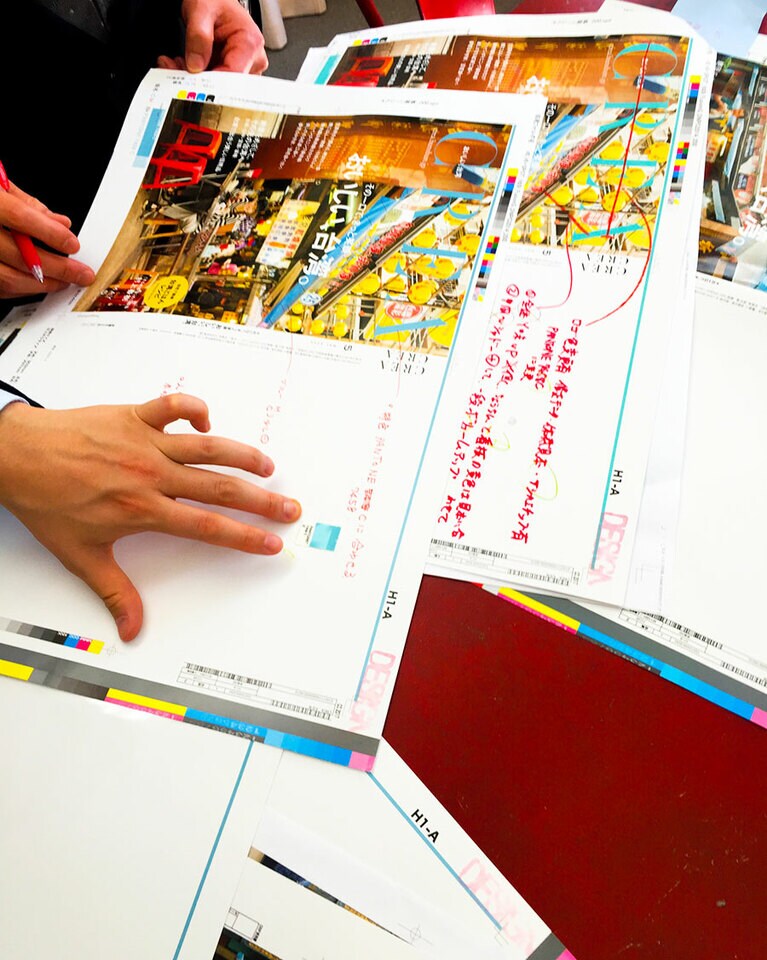 写真の色味など調整する点を赤字で書き込んでいく。