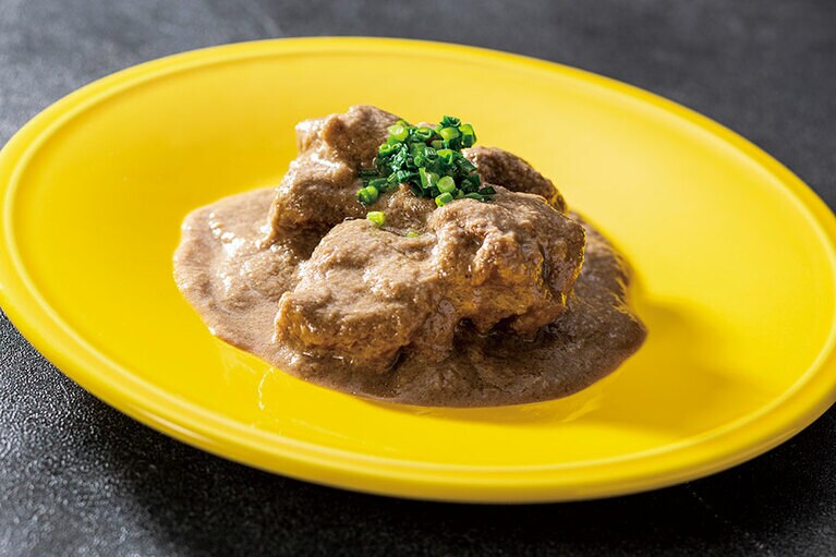 「ビーフ・レンダン（牛スネ肉のココナッツミルク煮）」100g 1,000円。